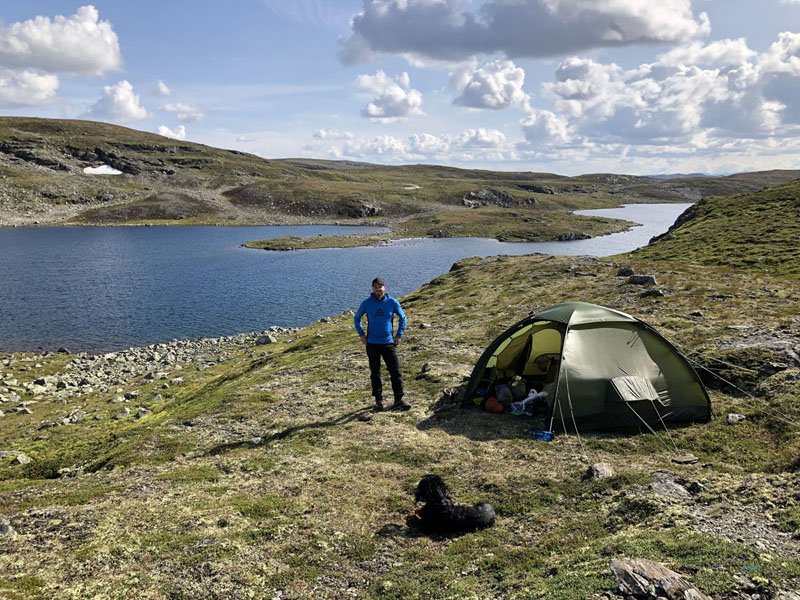 Hardangervidda, Dimmedalen 2019 - Tiurfot, Stubsveen vannlangs med fiskestang og telt